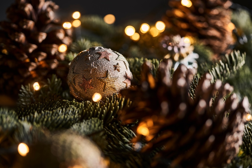 lighting christmas tree
