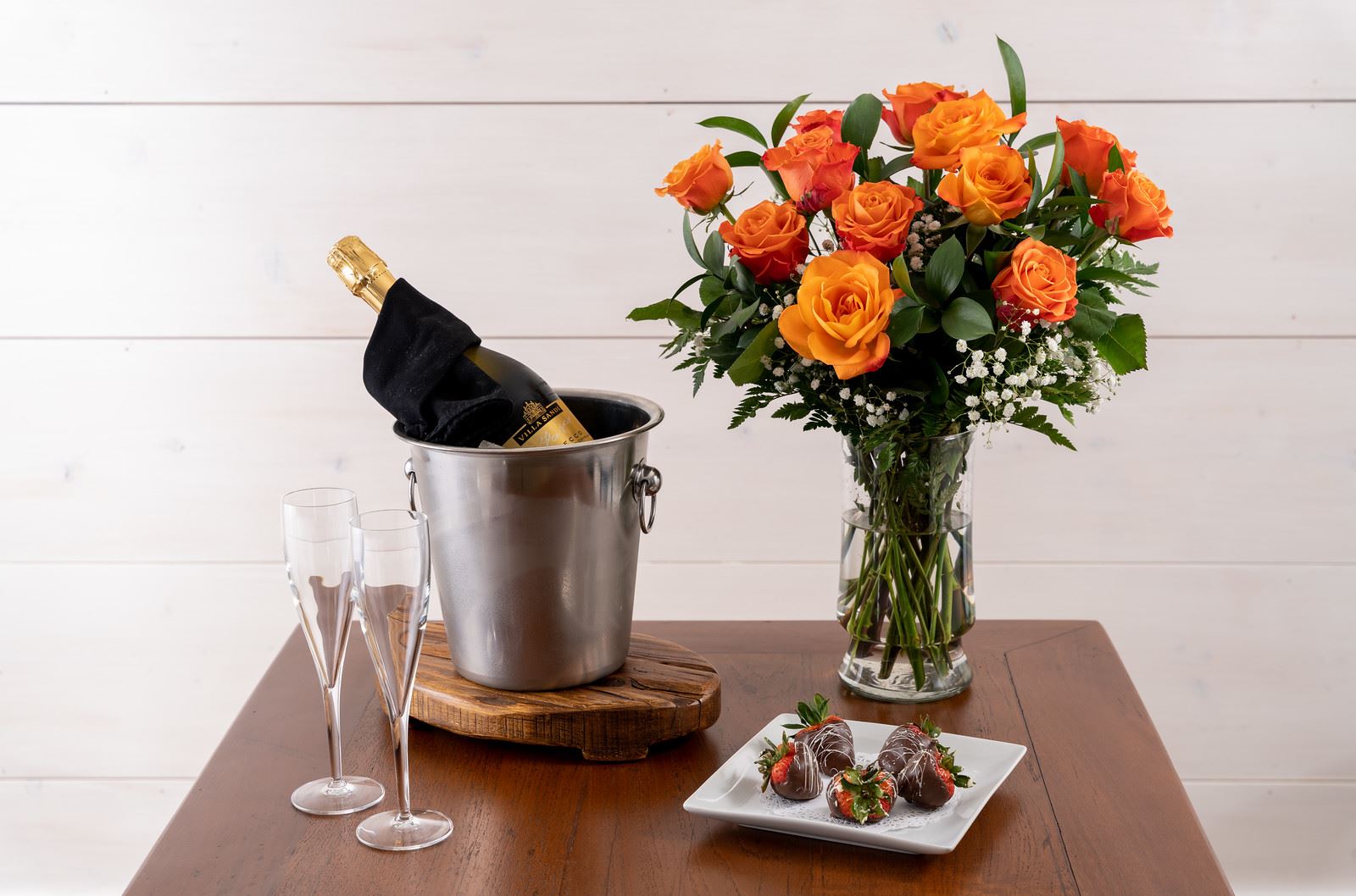 Surprise your partner Package - Bubbly, strawberries, roses