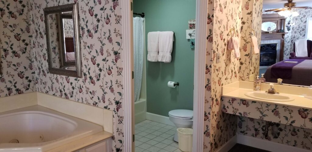 Magnolia Suite bathroom with mirror and tub