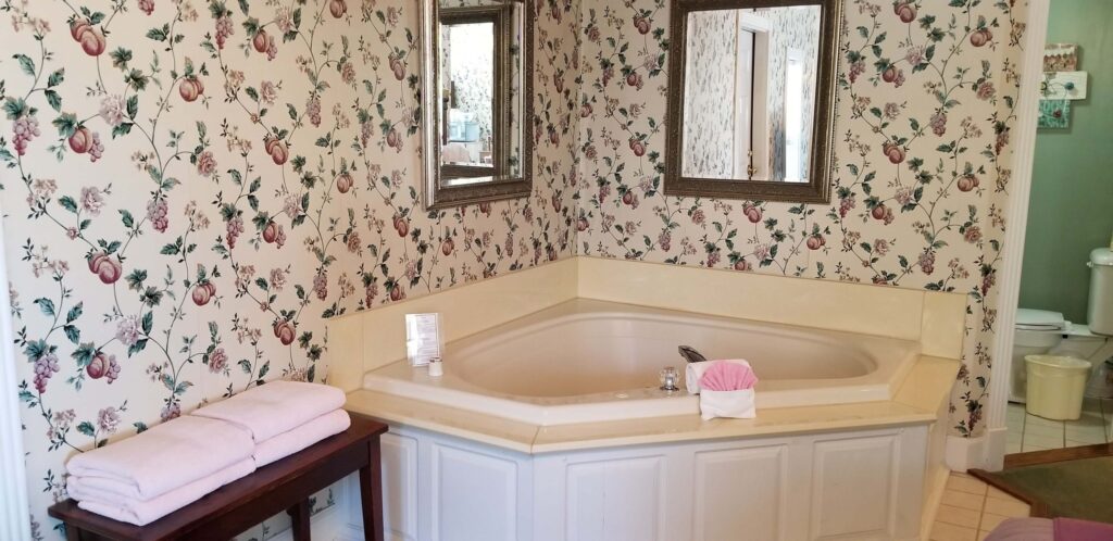 Magnolia Suite jetted bathtub