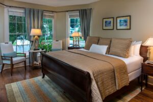 Room 2 Bed and seating area
