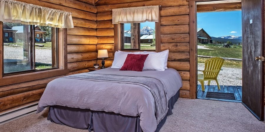 a cabin bedroom at Triangle C Cabins