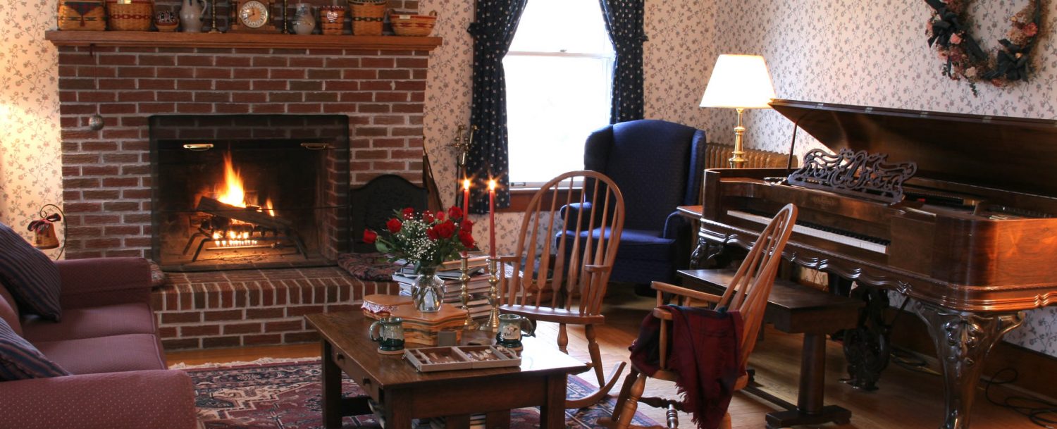 White Oak Inn living room with fireplace and piano