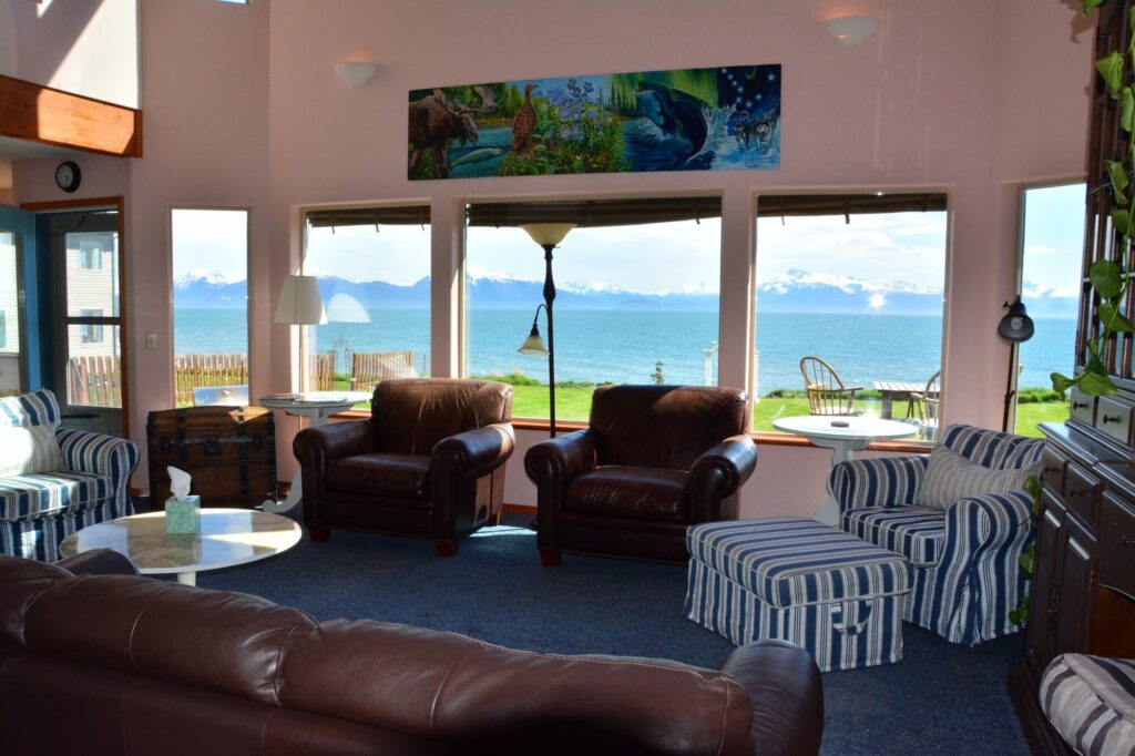 Living room view of the Seaside Lodge at Driftwood Inn.