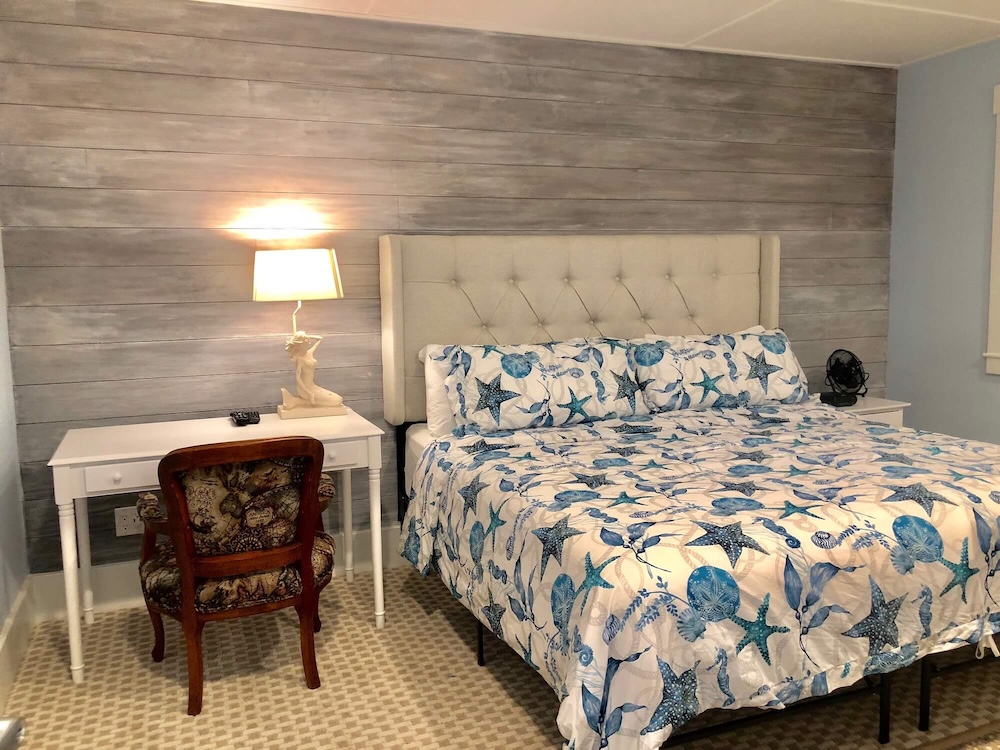 After a night out head back to Carriage House at the Driftwood Inn to relax and unwind.