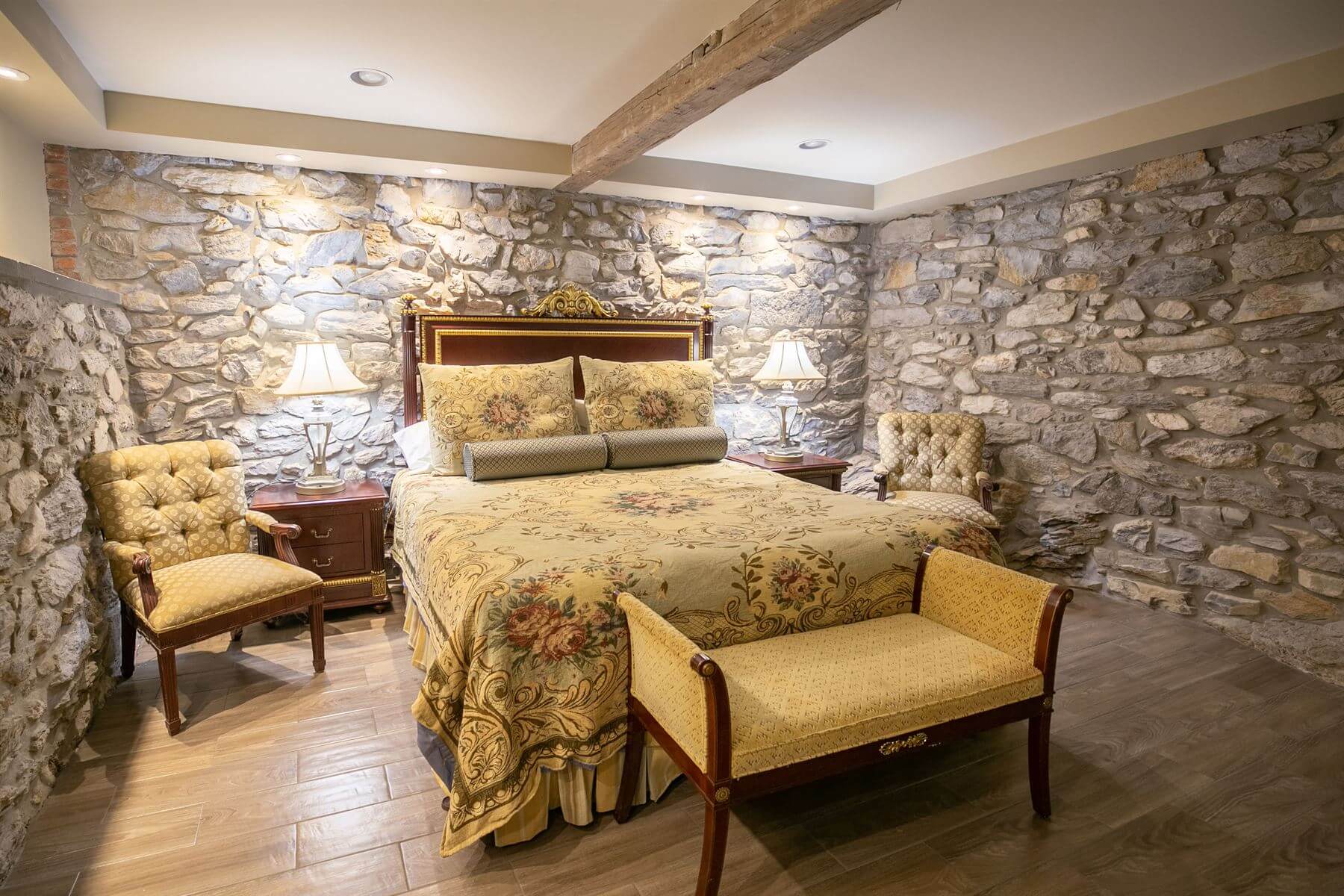 #17 Smoke House Cottage: King Bed & 2 x Full Beds