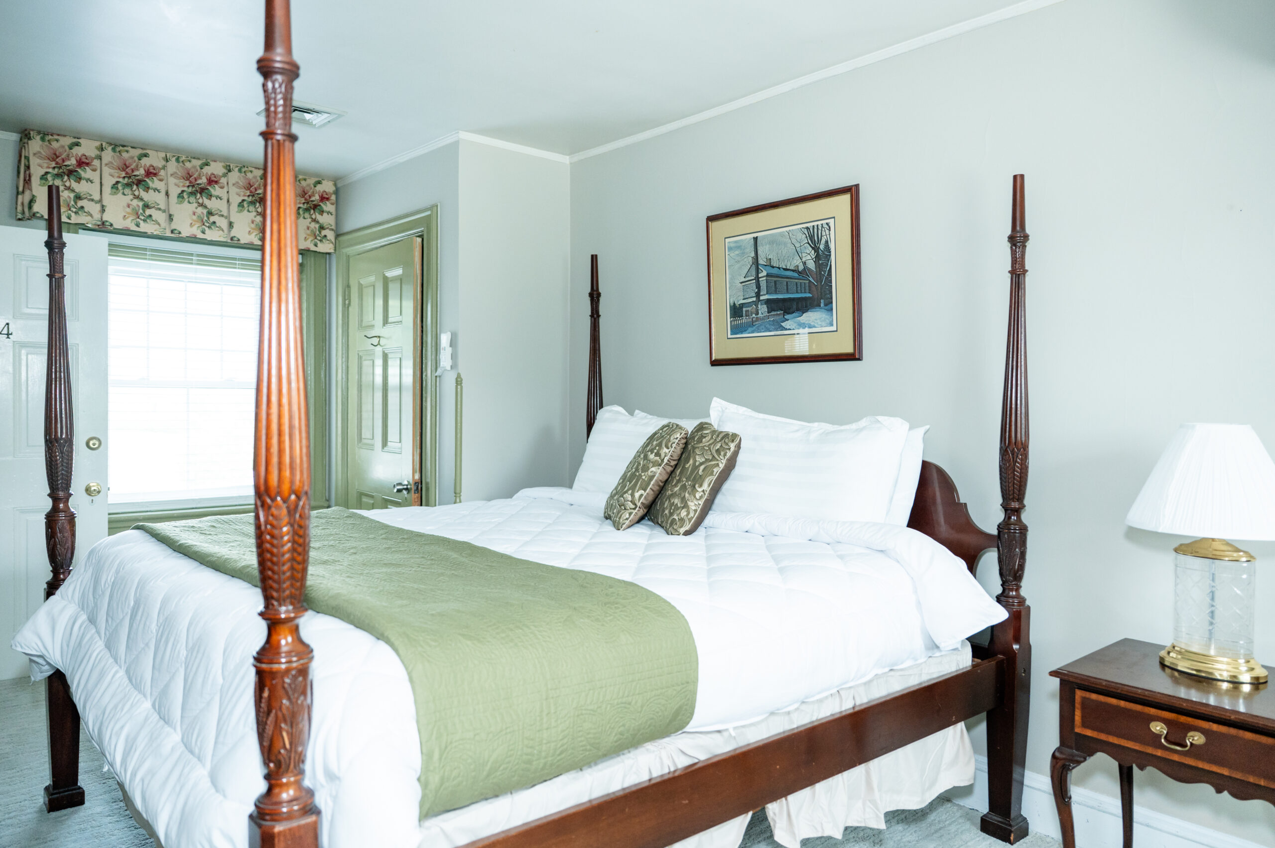 #24 Hideaway Room: King Bed