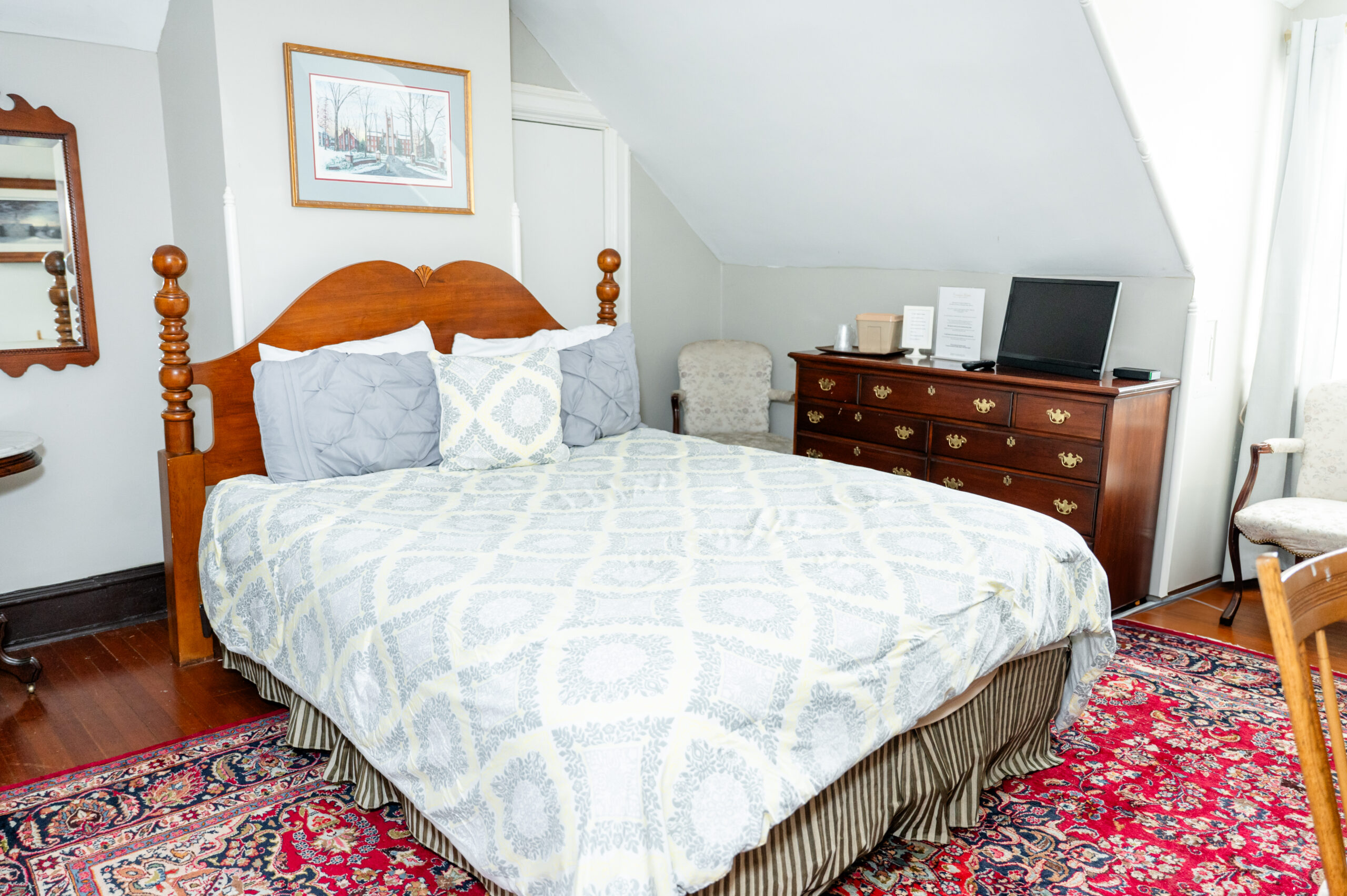 #30 Creek View Room: Queen Bed