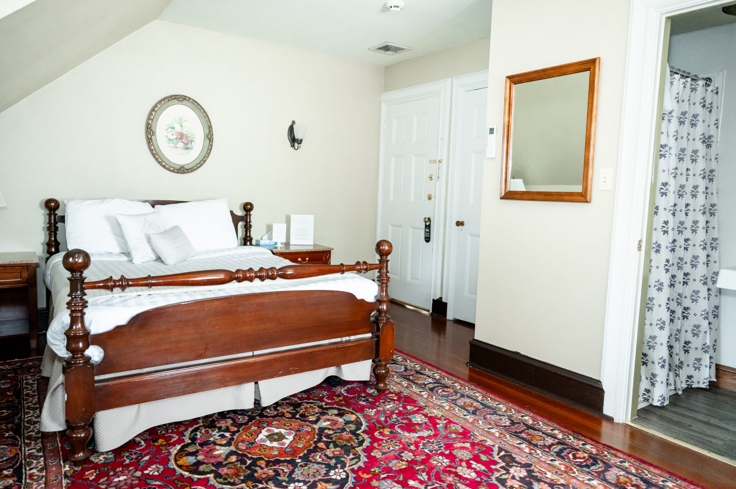 #34 Dormer Room: Queen Bed