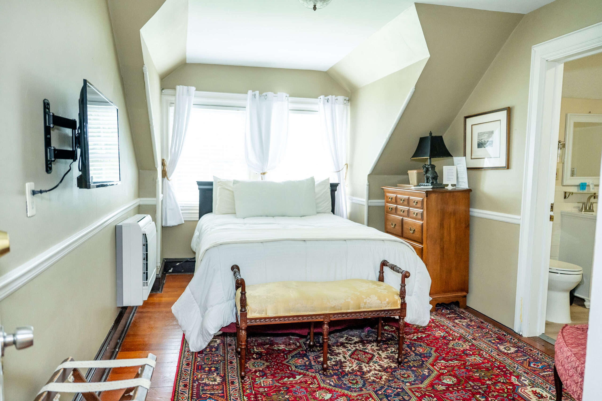 #35 Four Seasons Room: Queen Bed