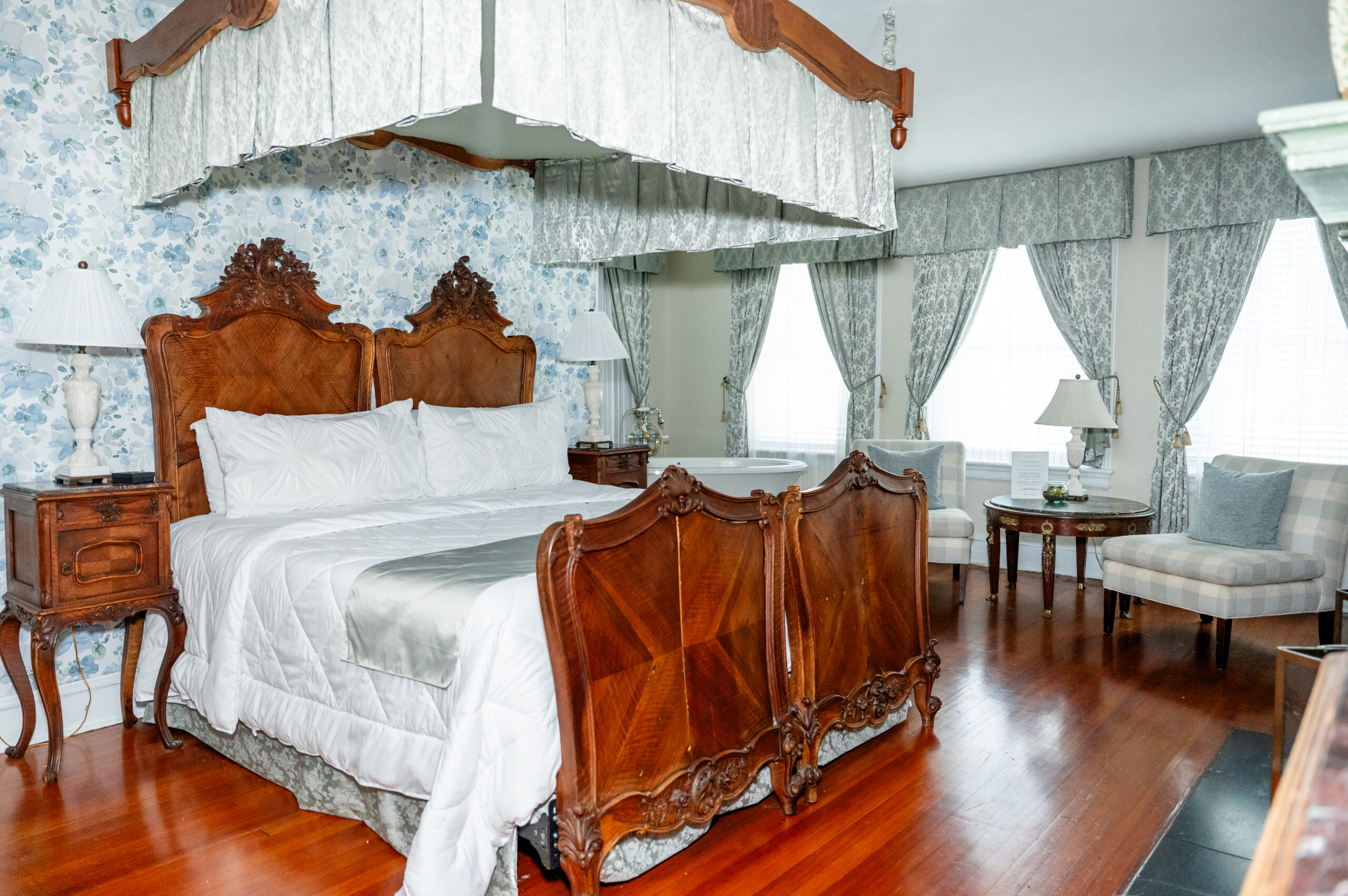 #12 Green Drawing Room: King Bed