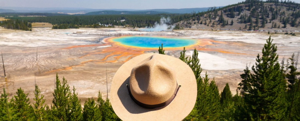 picture of old faithful geyser in yellowstone