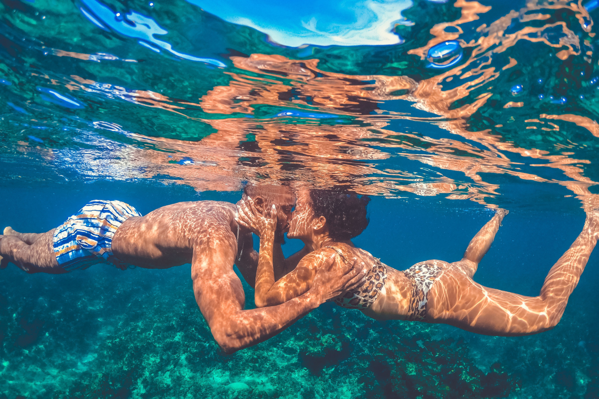 couple kiss underwater