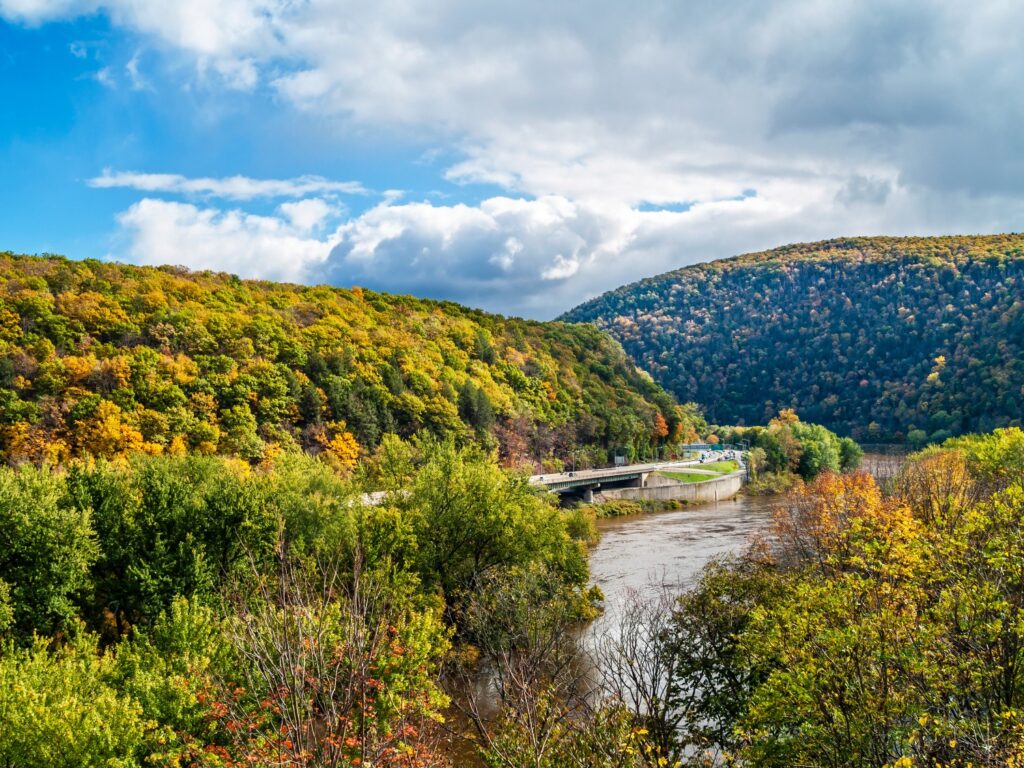 A scenic view of the Delaware Water Gap between Pennsylvania and New Jersey for the ultimate guide to the outdoor activities in the poconos