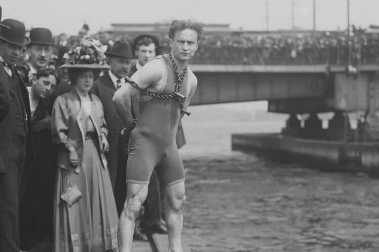 harry houdini in chains at harvard bridge in boston on april 30, 1908