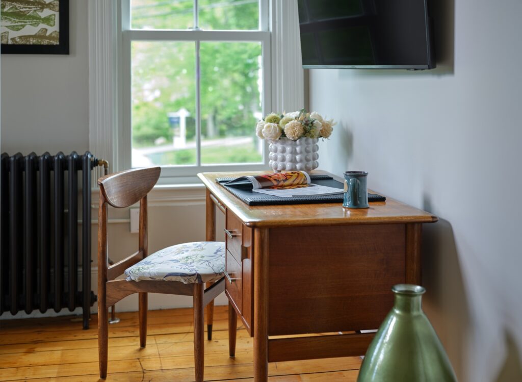 Desk in guest room - Avery
