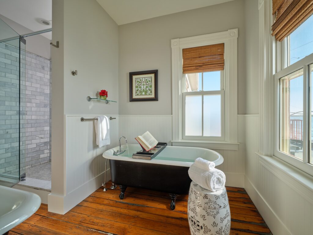 Bathtub in bathroom - Nonamessett
