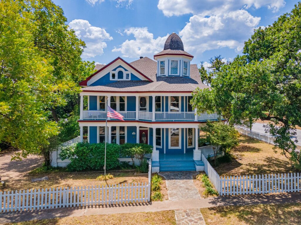 Magpie Inn - Exterior - Front