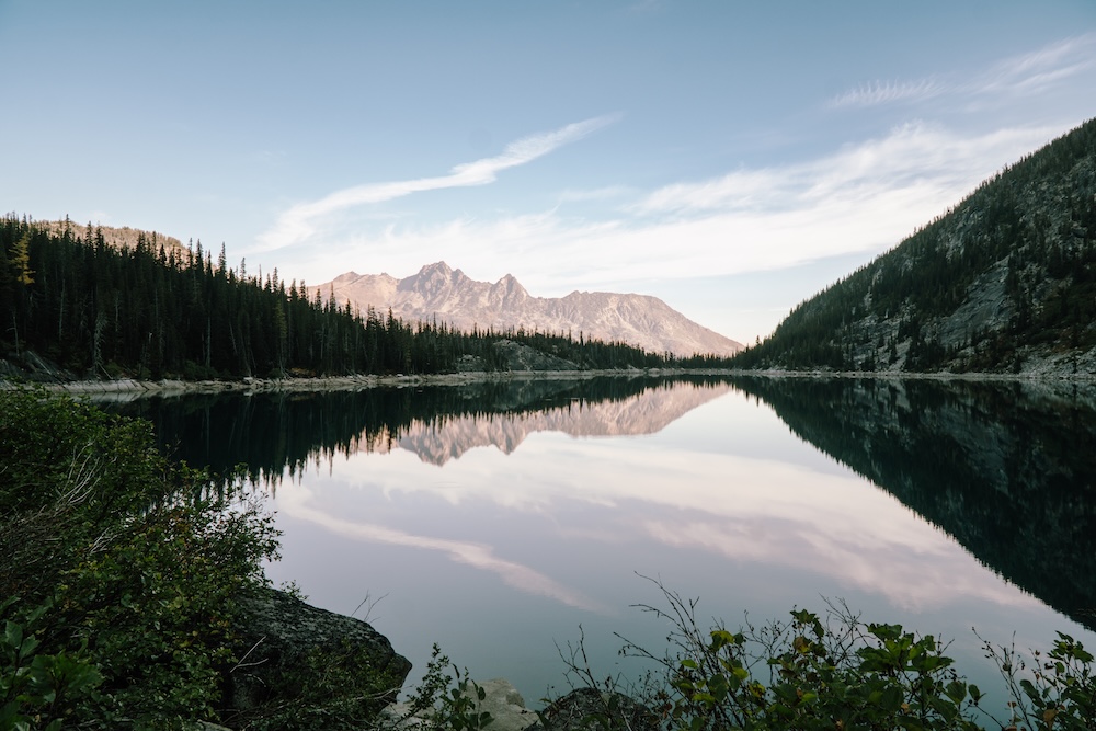 alpine lake and view of the cascade mountains in washington state